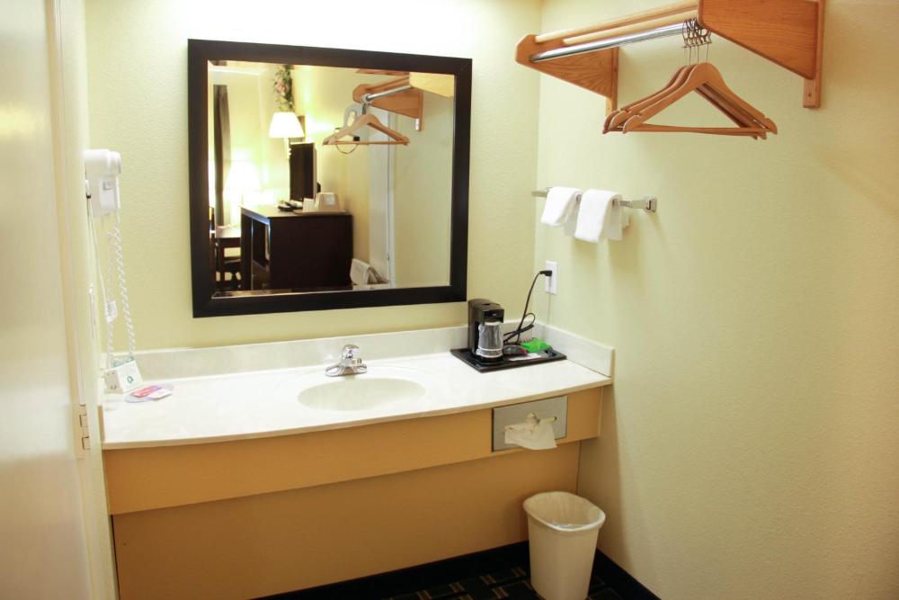 Queen Room - Non-Smoking interior
